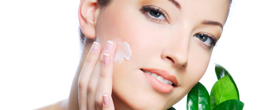 Crema idratante antiaging applicata sul viso